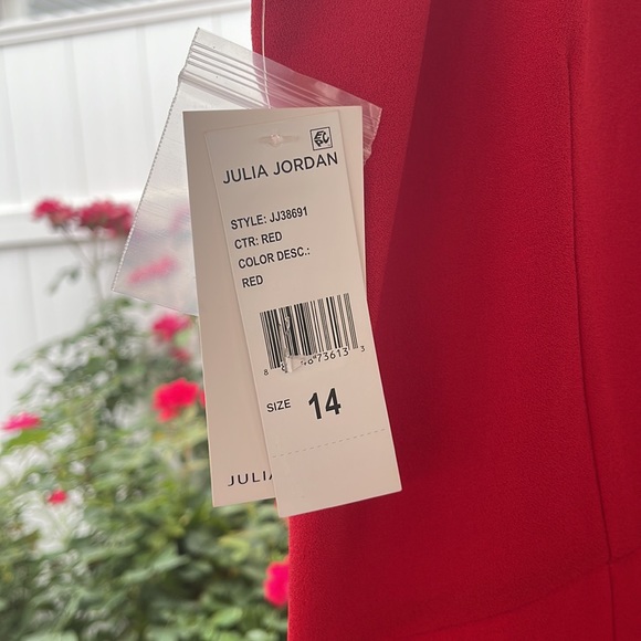 Julia Jordan - Red Knot Neck Halter Dress - Picture 10 of 14